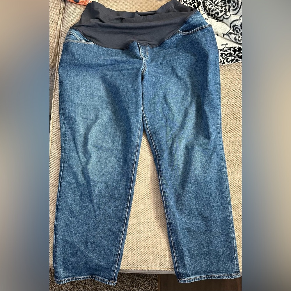Old Navy maternity loose jeans - Size 18